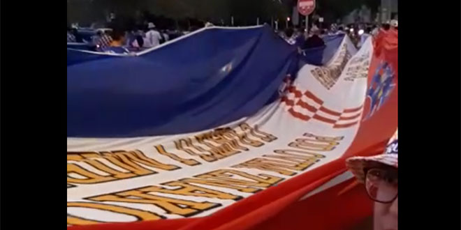 VIDEO: Velika hrvatska zastava prošetala Splitom