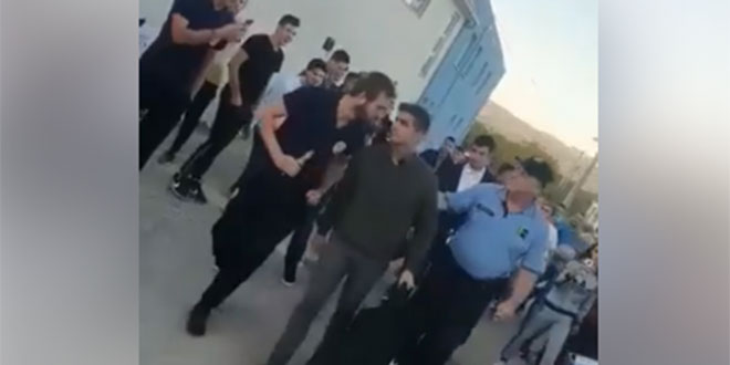 VIDEO SRAMOTNIH SCENA: Sudac napustio teren u pratnji policije, masa mu skandirala 'Cigane, Cigane'