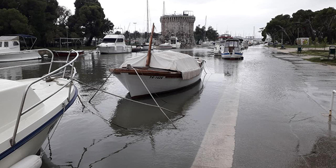 TROGIR POD VODOM More poplavilo ulice i ceste