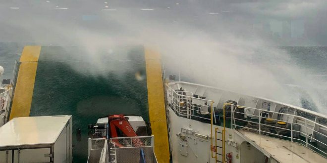 VIDEO: Pogledajte plovidbu trajekta od Supetra do Splita po jakom jugu