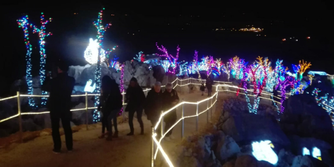 OTVORENO BOŽIĆNO SELO: Više od 2 milijuna svjećica zasvijetlilo u Gornjem Docu