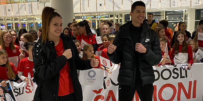 VIDEO IZ RESNIKA Pogledajte kako su dočekani Toni Kanaet i Matea Jelić