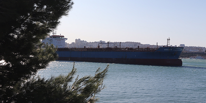 ORKANSKA BURA Talijanski tanker otpuhalo s veza u Solinu, nasukao se kod Barbarinca