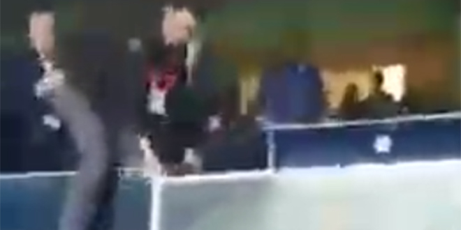 LUDILO U TURSKOJ Predsjednik Fenerbahčea preskočio ogradu i nasrnuo na navijače svog kluba, pogledajte snimku!