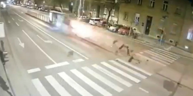 STRAŠNA SNIMKA NESREĆE: Audijem u Zagrebu pokosio tramvajsku stanicu