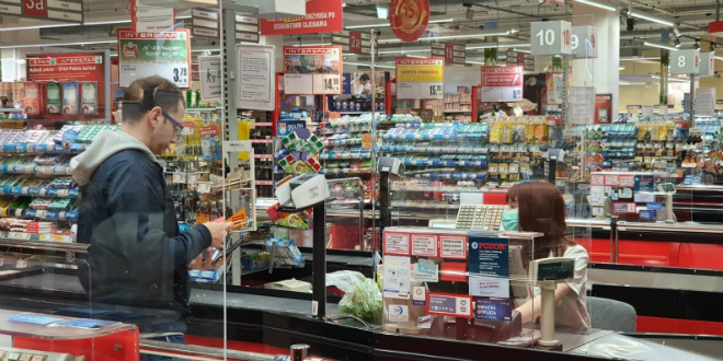 Spar i Interspar trgovine u Splitu postavile zaštitne barijere na blagajnama i info pultu