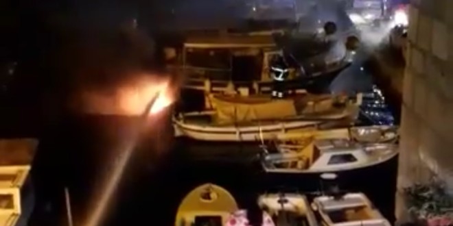 VIDEO:  POŽAR U KAŠTELIMA Vatrogasci spašavali brodice u portu u Kambelovcu, jedna je izgorjela