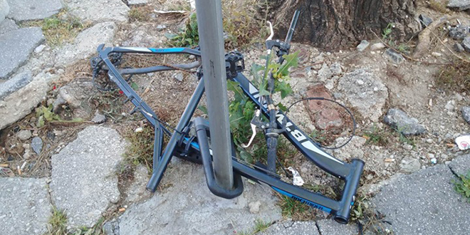 BESRAMNO Skupi katanac i jeftini lopovski trik