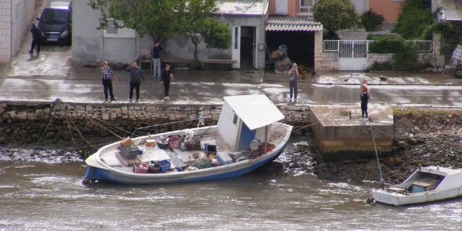 FOTOGALERIJA Meteorološki tsunami pogodio Velu Luku, more se prelilo preko obale i potom povuklo
