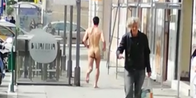 VIDEO Potpuno gol trčao centrom Splita, policija ga hvatala!