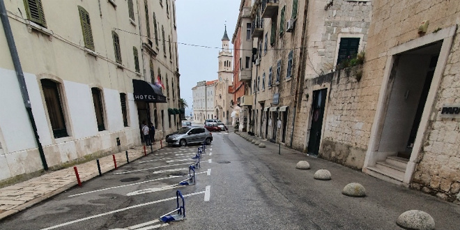 Ispred devet hotela u Splitu postavljene smart barijere koje sprječavaju zloupotrebu rezerviranih parkirnih mjesta