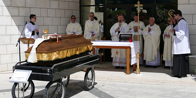 POSLJEDNJI ISPRAĆAJ: Na Lovrincu pokopan kaštelanski svećenik Božo Delić