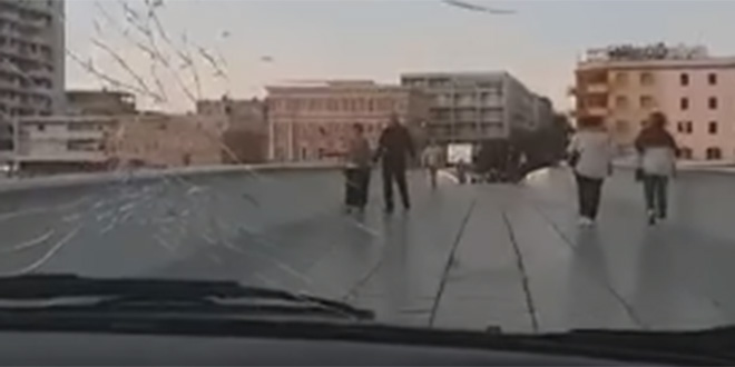 VIDEO Zašto je odlučio autom prijeći preko pješačkog mosta? Pogledajte snimku iz Golfa...