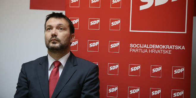 SDP-ov NAČELNIK NAPAO BAUKA Već se događaju tajni sastanci i opet se prvi u cijeloj priči pojavljuje 'neprikosnoveni politički mag'