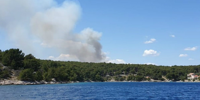 VIDEO Vatrogasci se još bore s požarom na Braču