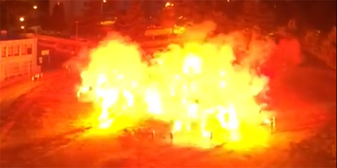 VIDEO Osmaši s Pujanki proslavili kraj škole bakljadom i vatrometom