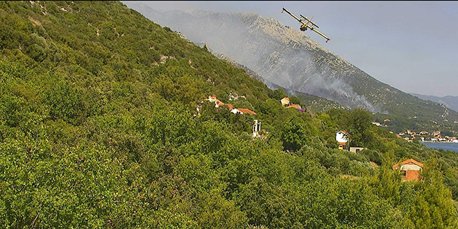 Vatrogasci požar na Pelješcu drže pod kontrolom, a upućen je i treći Canadair da pomogne u gašenju