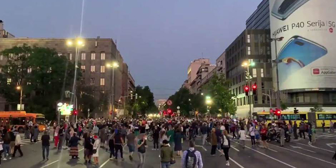 U Beogradu prosvjed ispred Skupštine zbog najavljenih mjera