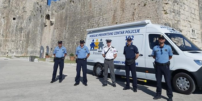 Strani policajci u Splitu, Trogiru i Kaštelima