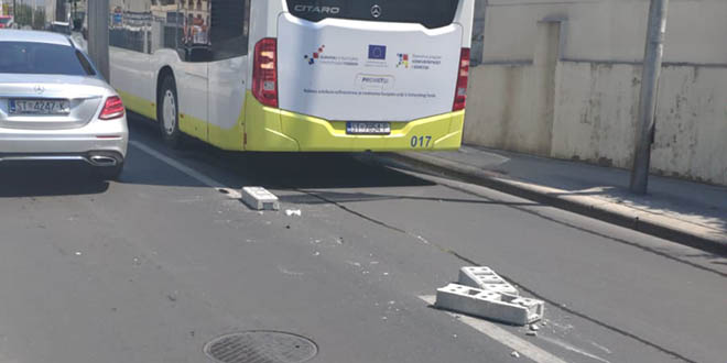 Blokete razbile stakla na Prometovom autobusu, vozač kamiona produžio kao da se ništa nije dogodilo?!