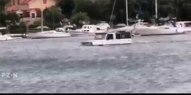 VIDEO Auto pliva u Omišu