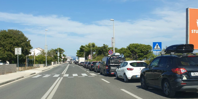 I DANAS GUŽVE U SUPETRU: U 11.45 iz Splita polazi izvanredna linija za Brač