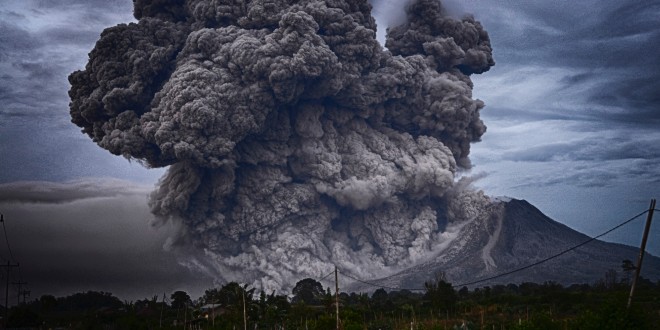 ERUPTIRAO VULKAN Gusti oblak pepela na Sumatri pretvorio dan u noć