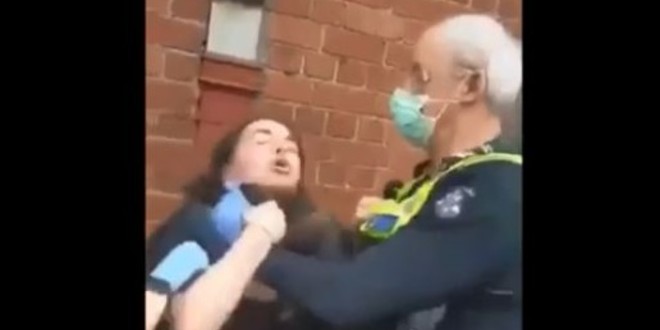 UZNEMIRUJUĆA SNIMKA Australski policajac optužen da je davio djevojku jer nije nosila masku