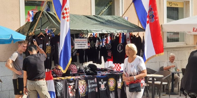 BLAGDANSKA IKONOGRAFIJA: U Sinju se našlo mjesta i za štand s majicama 'Za dom spremni'