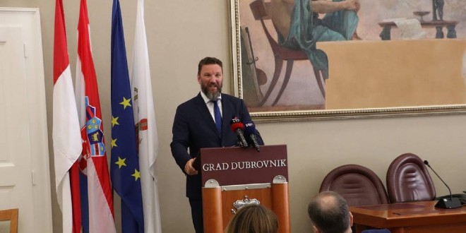 Silić Maroević: Kolaps Korčule HDZ mogao spriječiti prije 2018., gradonačelnik Fabris samovoljom i bez informiranja Gradskog vijeća oštetio grad