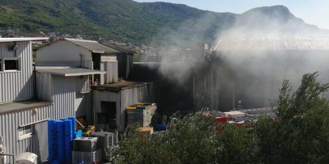 FOTO I VIDEO Planula tvornica u Kaštelima, požar pod kontrolom vatrogasaca
