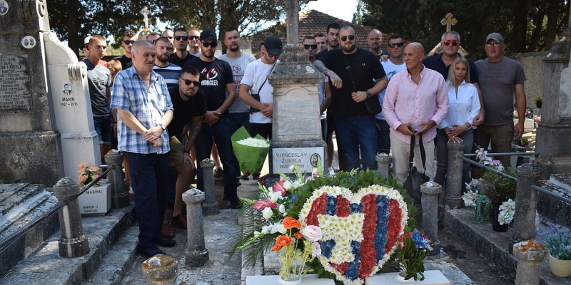 VELA LUKA: Obilježeno 30 godina od smrti osnivača Torcide Vjenceslava Žuvele