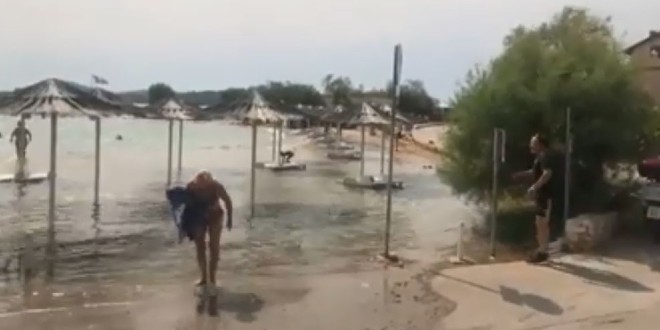 VIDEO Vodice dva puta u sat vremena pogodio plimni val