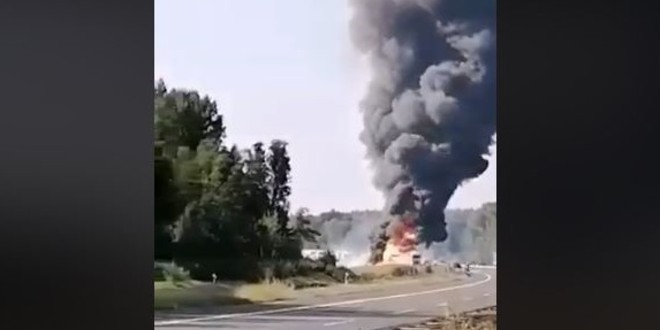 VIDEO:TEŠKA PROMETNA NESREĆA NA AUTOCESTI Vatra guta kamione, odjekuju eksplozije, poginulo dvoje ljudi