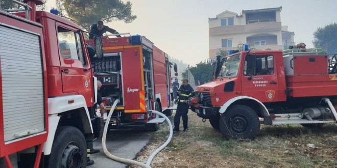 FOTO/VIDEO: VELIKI POŽAR NA ČIOVU Gori Okrug, spašavaju se kuće; 300 metara dalje izbio novi požar
