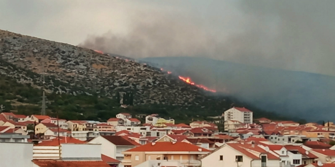 U gašenju požara kod Trogira prvi put ove sezone sudjelovao i helikopter
