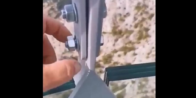 VIDEO: JE LI MOGUĆE?! Na biokovskom Skywalku posjetitelji prstima odvijaju matice na konstrukciji