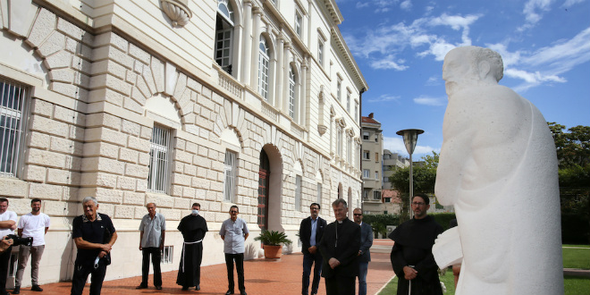 FOTOGALERIJA Kip sv. Jeronima predstavljen u dvorištu Biskupove palače u Splitu, priprema se za put u Svetu Zemlju