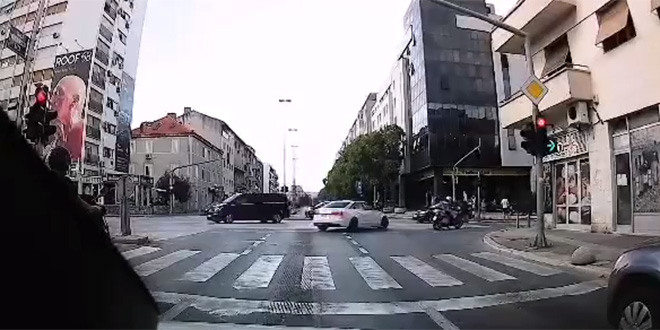 VIDEO IZ SPLITA Automobil prošao kroz crveno, a iza njega se našao policajac na motociklu