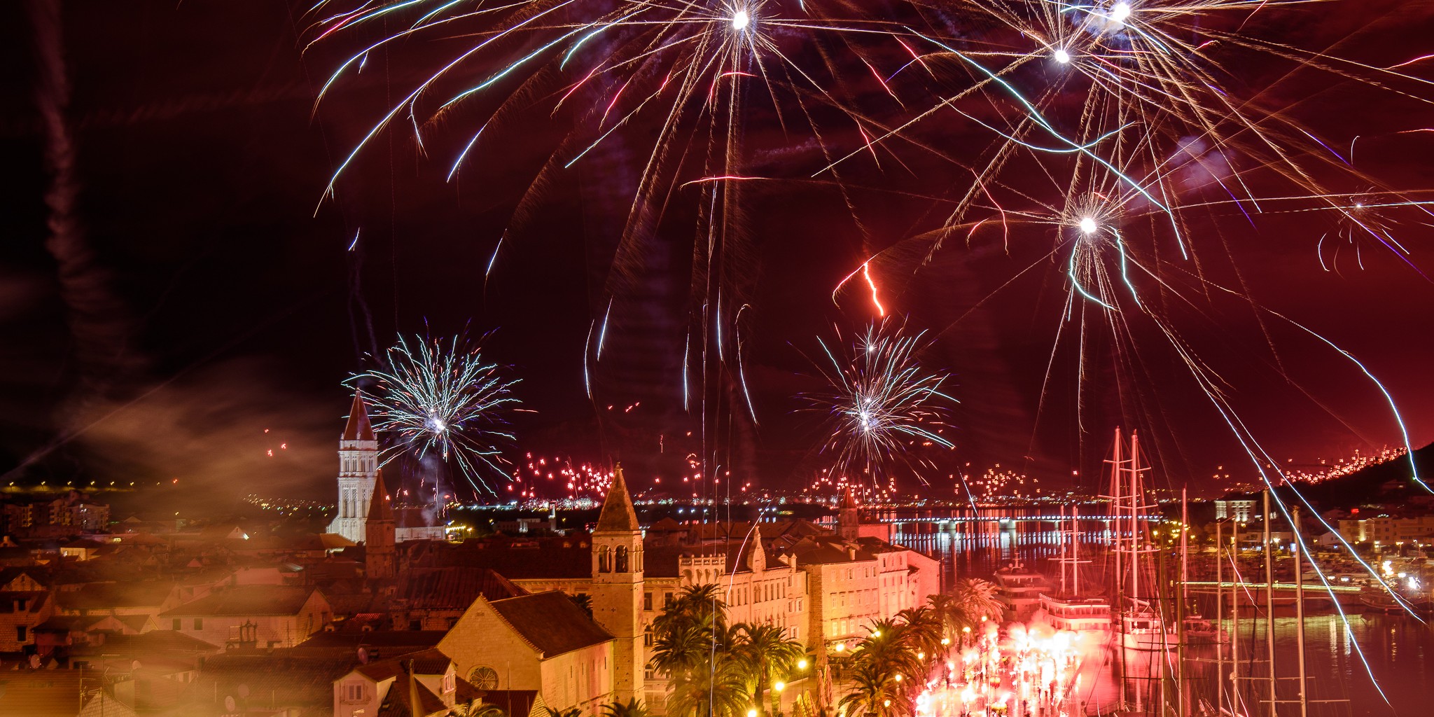 FOTOGALERIJA Torcidin rođendan spektakularnim vatrometom proslavljen i u Trogiru