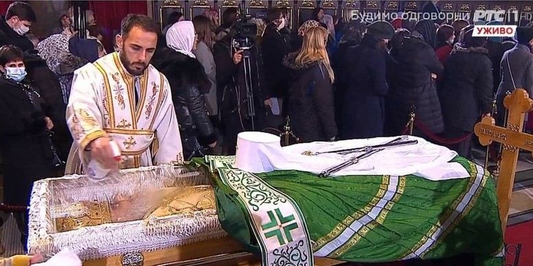 Stavili staklo preko mrtvog patrijarha da ga ljudi ne ljube, a sad novi problem - ljube staklo!