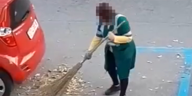 VIDEO: DJELATNICA ČISTOĆE U AKCIJI 'Kakvo je ovo čišćenje?! Žena sve trpa ispod auta?'