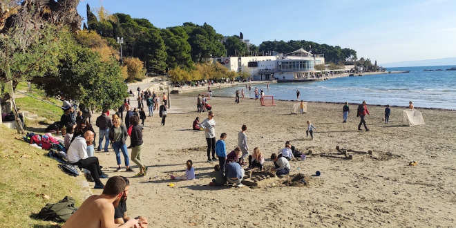 FOTO I VIDEO Bačvice danas bez kupača, ali plaža je puna