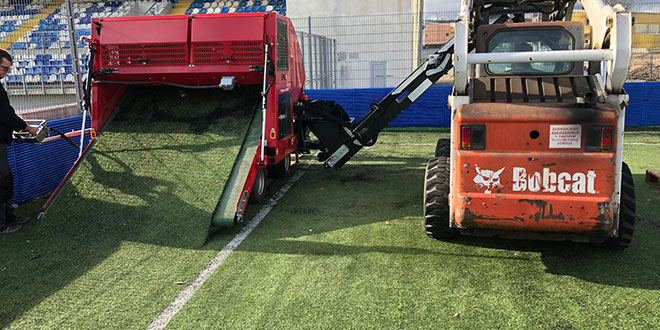 VIDEO: U Dugopolju postavljaju umjetni travnjak vrijedan 1,5 milijuna kuna, donirao ga je HNS