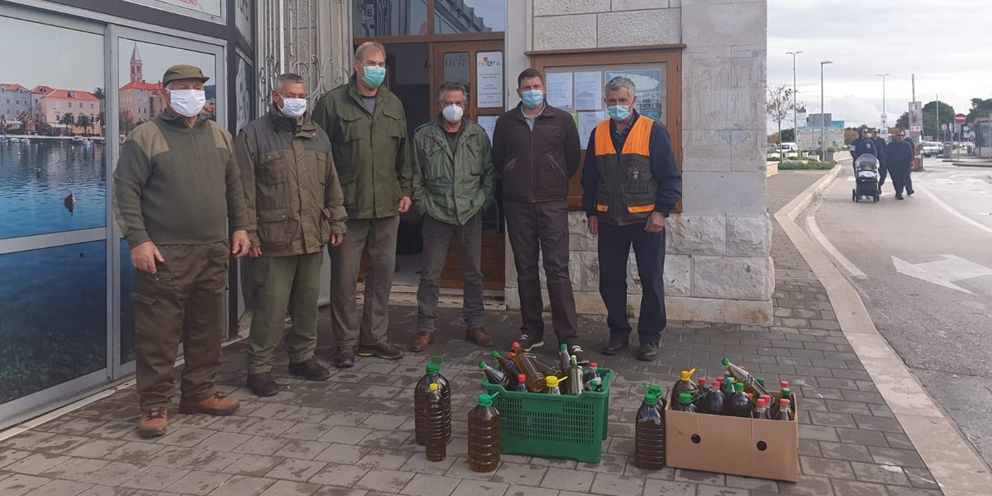 TKO KAŽE DA SU BRAČANI ŠKRTI?! Prikupili više od 1500 litara maslinova ulja za Covid bolnice