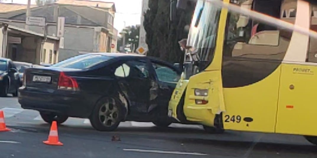 NESREĆA NA POLJIČKOJ Sudar autobusa i automobila