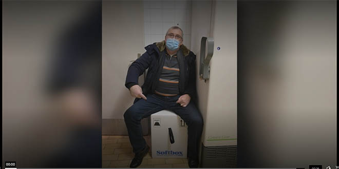 FOTOGRAFIJA MAKNUTA Nakon niza komentara, HZJZ uklonio Capaka kako sjedi na cjepivu