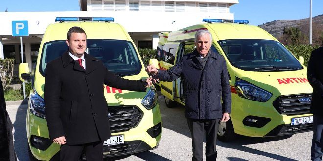 OBNAVLJA SE VOZNI PARK Nova vozila Hitne pomoći za Blato i Korčulu