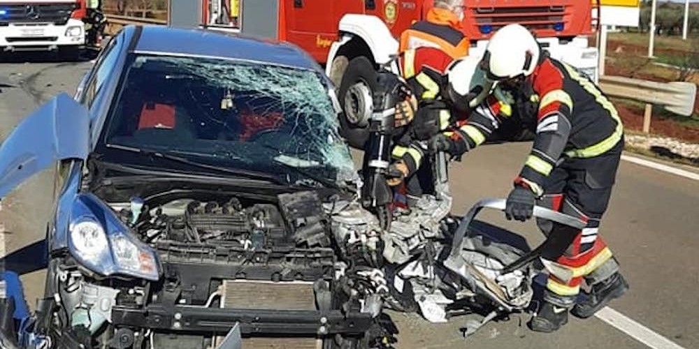 SUDAR AUTA I KAMIONA Starija osoba ostala prikliještena u autu