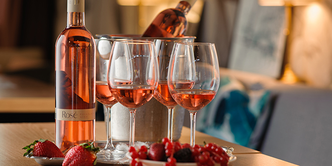 VALENTINOVO JE OVE GODINE ROSÉ BOJE Počastite sebe i voljenu osobu kvalitetnim vinima u kućnoj atmosferi